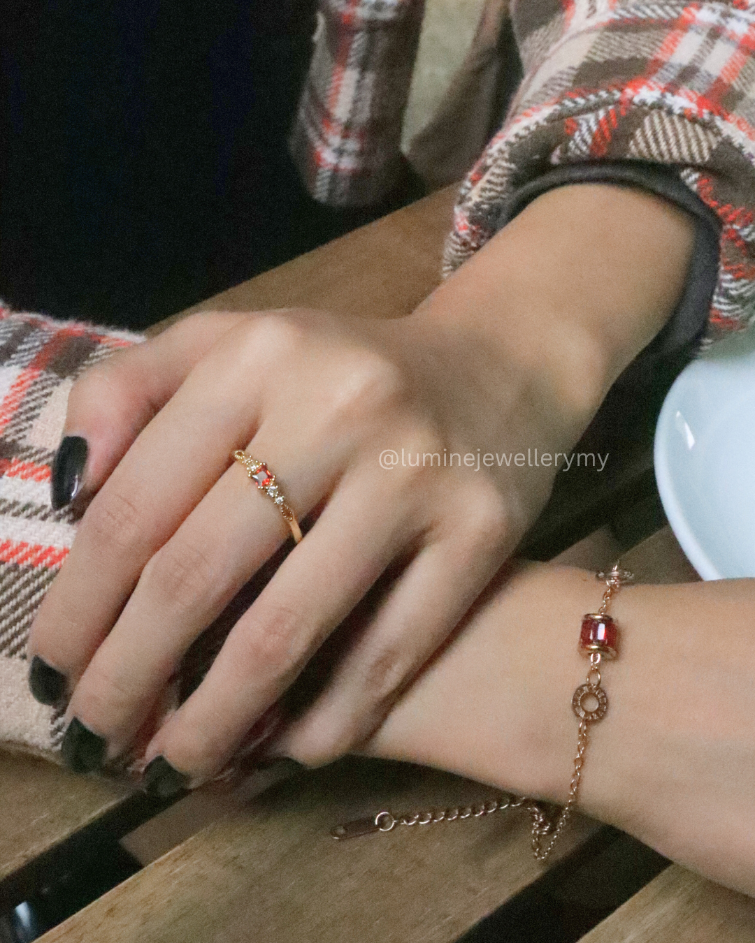 Red Elegant Cylinder Bracelet (Deep Love & Courage)