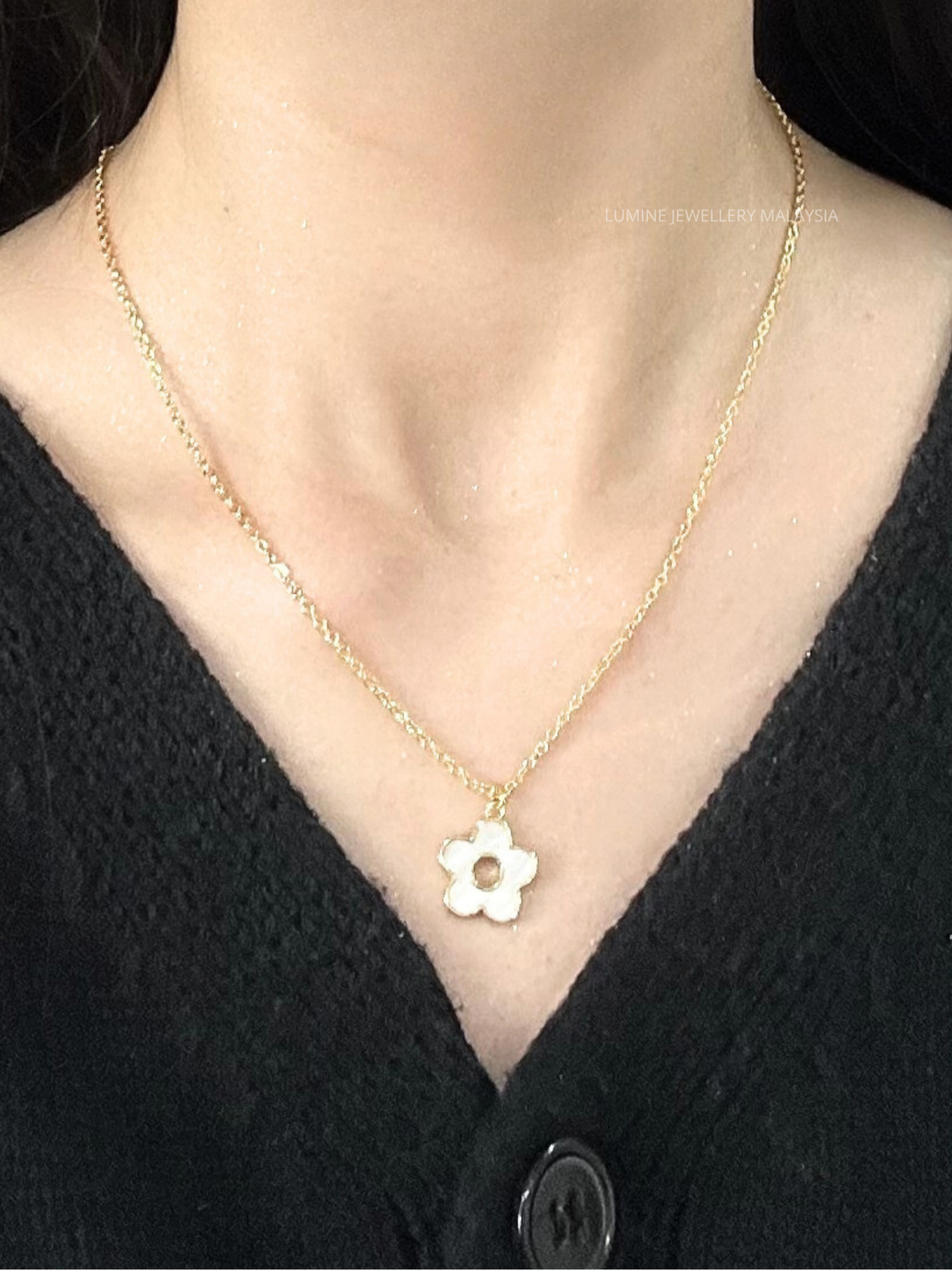 White Shell Fleur Necklace