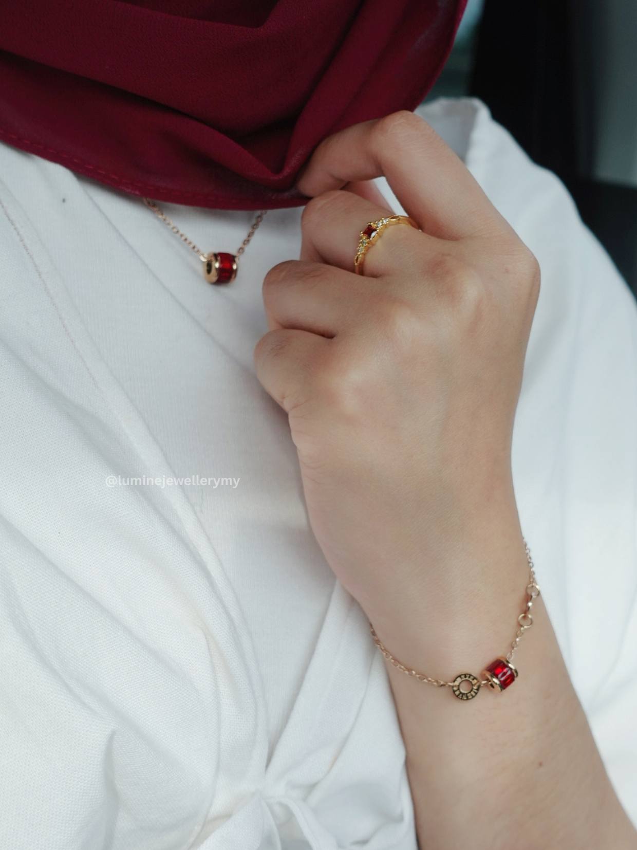 Red Elegant Cylinder Bracelet (Deep Love & Courage)