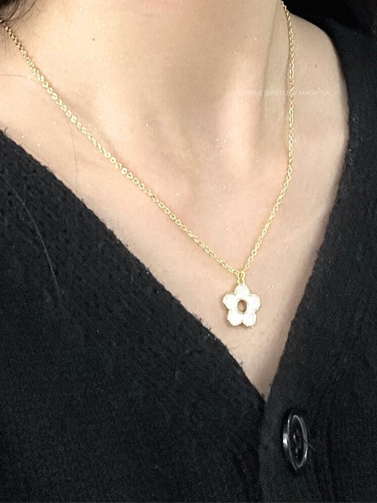 White Shell Fleur Necklace