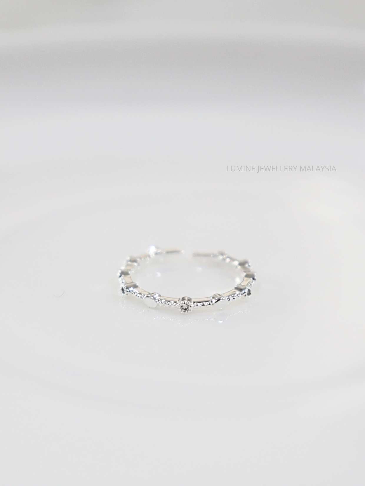 Minimalist Connected Ring
