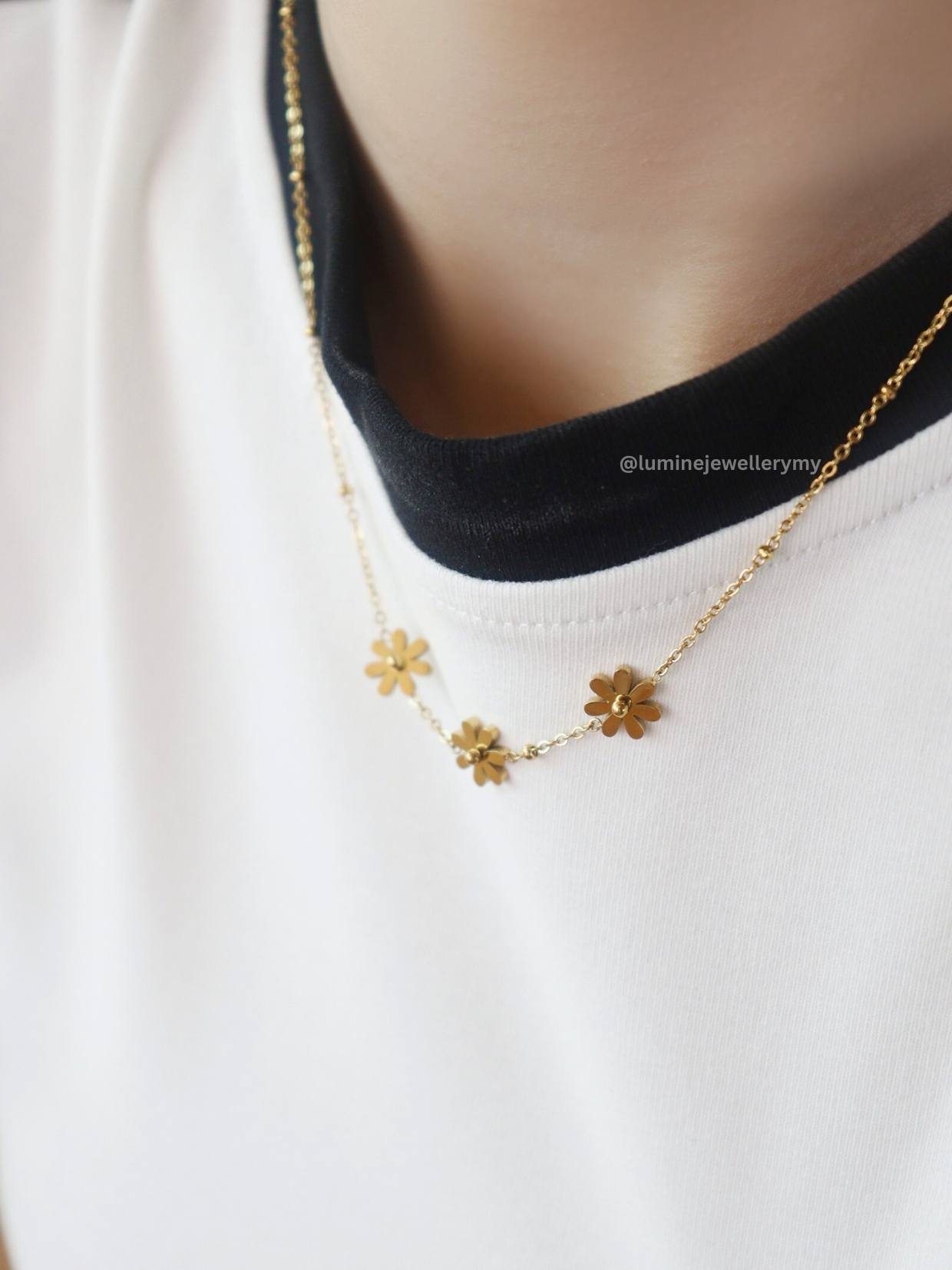 Sunlit Daisy Necklace