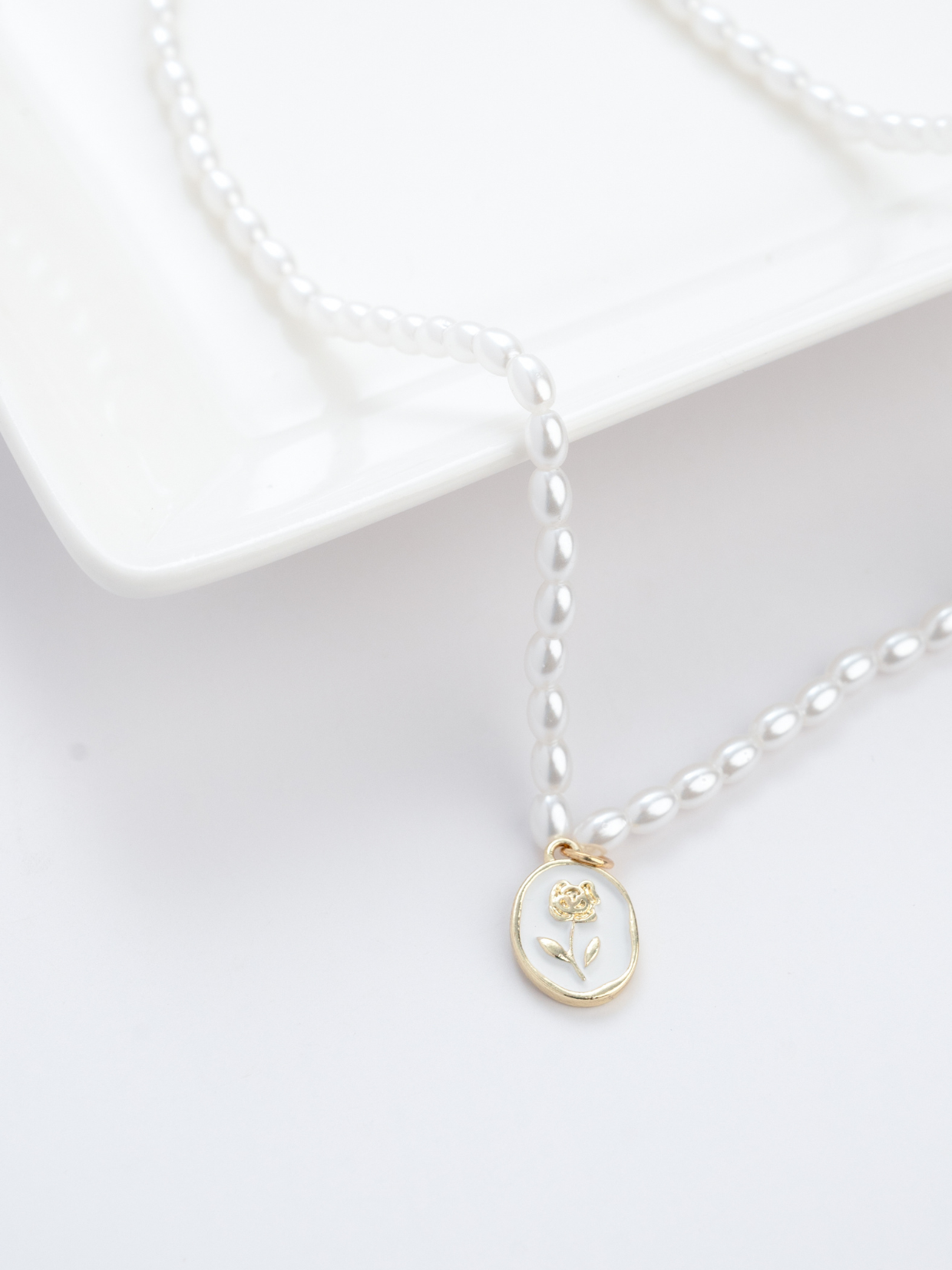 Gentle Rose Pearl Necklace