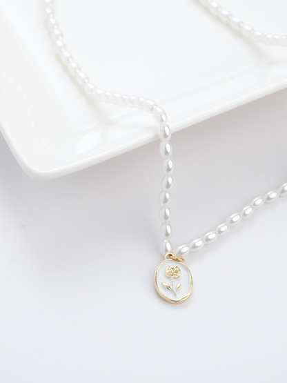 Gentle Rose Pearl Necklace