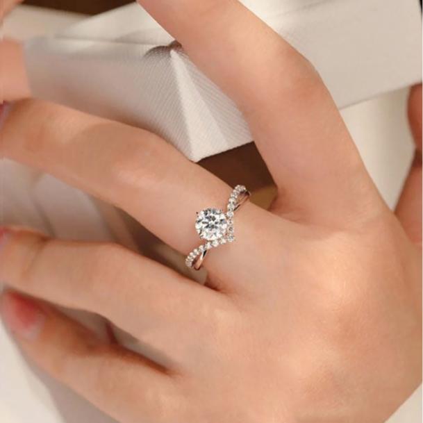 Priness Crown Moissanite Ring 逃公主皇冠钻戒 (With Cert 有莫桑钻证书)